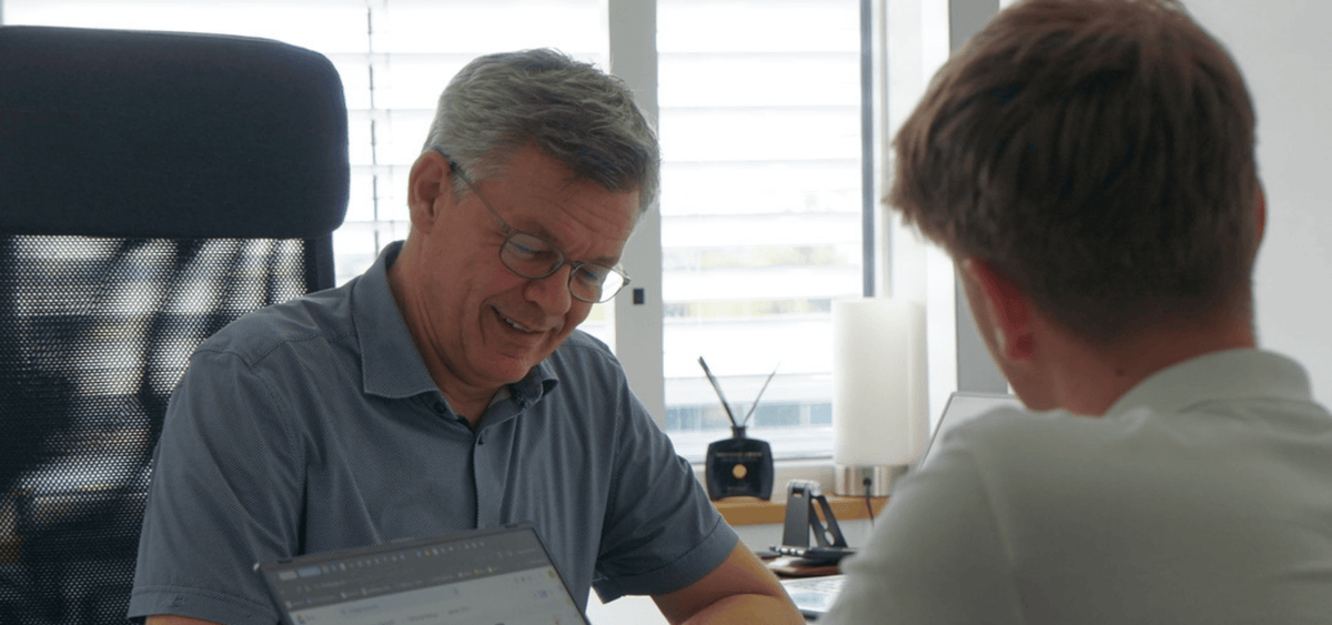 Zwei Personen in einer SEO-Beratungssession im Büro, Fokus auf strukturierter Analyse und strategischer Optimierungsplanung