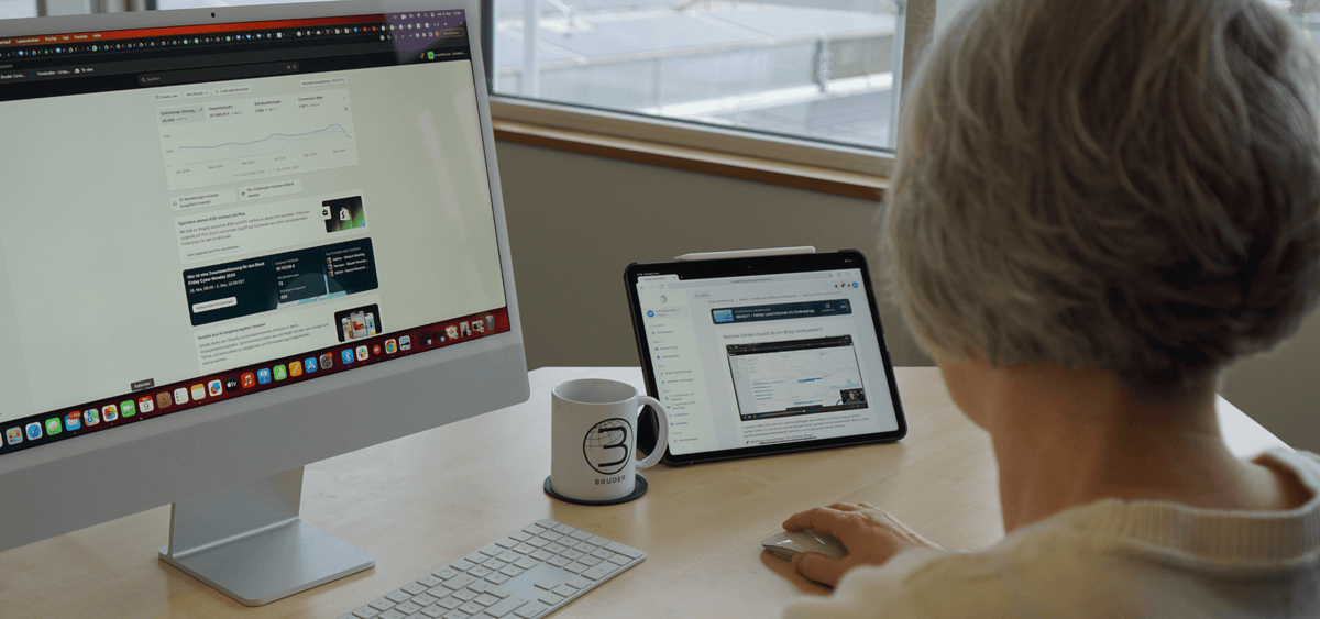 Arbeitsplatz mit Monitor, Tablet und Analytics-Dashboards, der zeigt wie aus klaren Strukturen verlässliche Ergebnisse im E-Commerce entstehen
