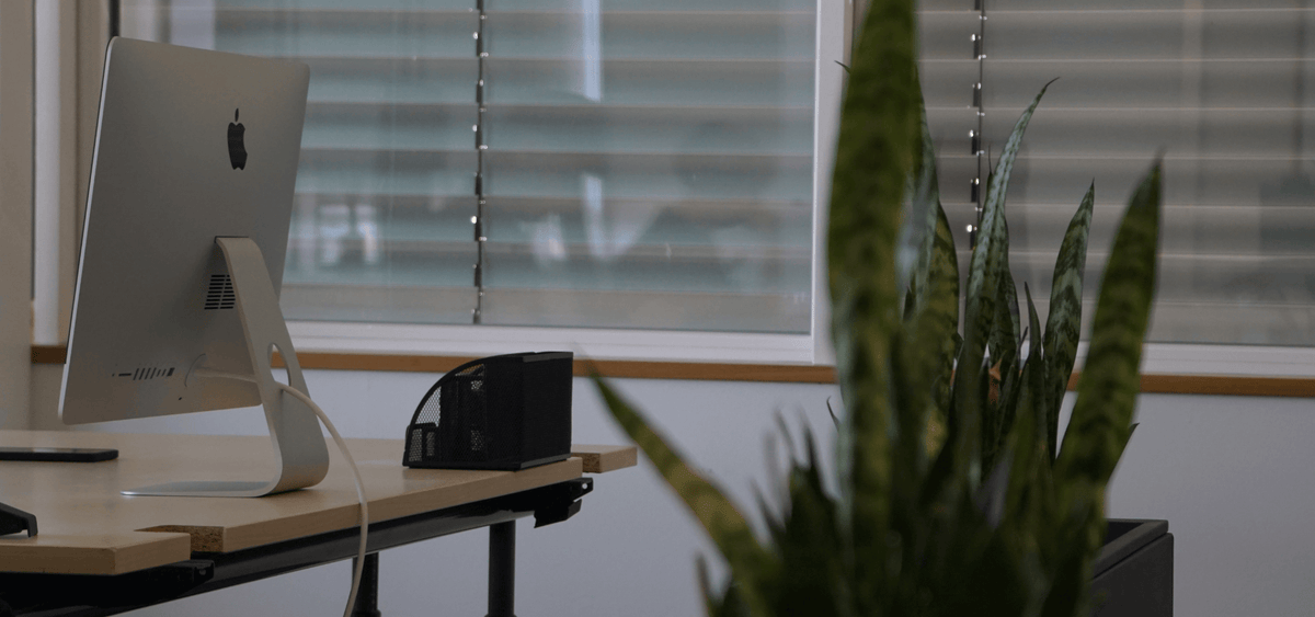 Foto eines modernen Arbeitsplatzes mit Desktop-Computer und Büroeinrichtung, symbolisiert datengetriebene SEO-Optimierung, professionelle Analyseumgebung und strukturiertes E-Commerce-Arbeiten